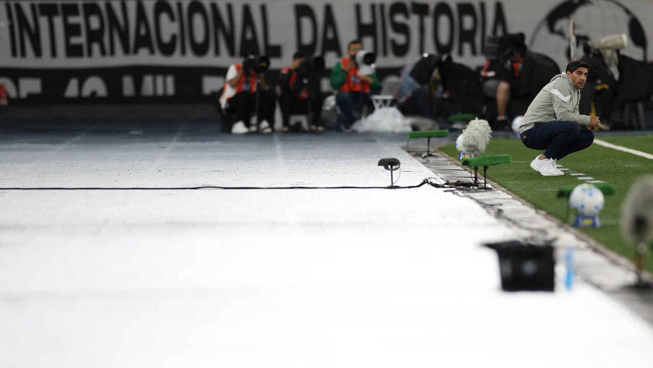 O técnico Abel Ferreira, da SE Palmeiras, em jogo contra a equipe do Botafogo FR, durante partida válida pela vigésima sexta rodada, do Campeonato Brasileiro, Série A, no Estádio Nilton Santos. (Foto: Cesar Greco/Palmeiras/by Canon)
O técnico Abel Ferreira, da SE Palmeiras, em jogo contra a equipe do Botafogo FR, durante partida válida pela vigésima sexta rodada, do Campeonato Brasileiro, Série A, no Estádio Nilton Santos. (Foto: Cesar Greco/Palmeiras/by Canon)