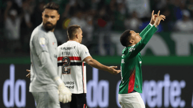 O jogador Vitor Roque, da SE Palmeiras, comemora seu gol contra a equipe do São Paulo FC, durante partida válida pela vigésima sétima rodada, do Campeonato Brasileiro, Série A, na arena Nubank Parque. (Foto: Cesar Greco/Palmeiras/by Canon)
