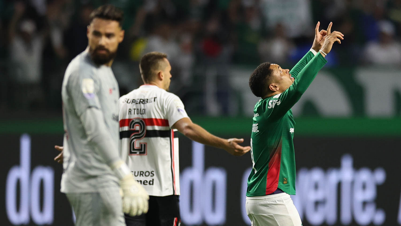 O jogador Vitor Roque, da SE Palmeiras, comemora seu gol contra a equipe do São Paulo FC, durante partida válida pela vigésima sétima rodada, do Campeonato Brasileiro, Série A, na arena Nubank Parque. (Foto: Cesar Greco/Palmeiras/by Canon)
O jogador Vitor Roque, da SE Palmeiras, comemora seu gol contra a equipe do São Paulo FC, durante partida válida pela vigésima sétima rodada, do Campeonato Brasileiro, Série A, na arena Nubank Parque. (Foto: Cesar Greco/Palmeiras/by Canon)
