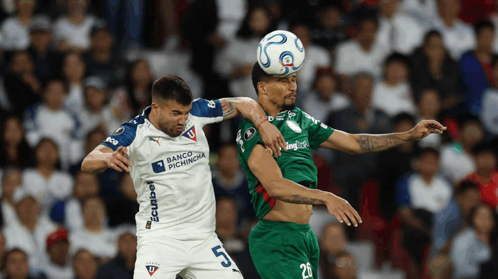 Três zagueiros, dois gols pelo alto: por que Palmeiras sofreu contra LDU? Três zagueiros, dois gols pelo alto: por que Palmeiras sofreu contra LDU?