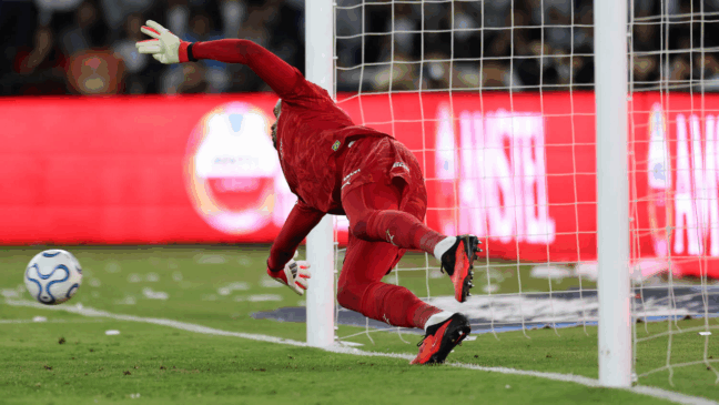 O goleiro Carlos Miguel, da SE Palmeiras, defende pênalti em jogo contra a equipe da Liga Desportiva Universitaria, durante partida válida pelas quartas de final, volta, da Conmebol Libertadores, no Estádio Rodrigo Paz Delgado. (Foto: Cesar Greco/Palmeiras/by Canon)
