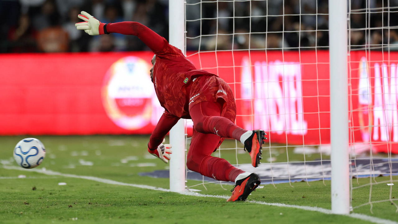 O goleiro Carlos Miguel, da SE Palmeiras, defende pênalti em jogo contra a equipe da Liga Desportiva Universitaria, durante partida válida pelas quartas de final, volta, da Conmebol Libertadores, no Estádio Rodrigo Paz Delgado. (Foto: Cesar Greco/Palmeiras/by Canon)
O goleiro Carlos Miguel, da SE Palmeiras, defende pênalti em jogo contra a equipe da Liga Desportiva Universitaria, durante partida válida pelas quartas de final, volta, da Conmebol Libertadores, no Estádio Rodrigo Paz Delgado. (Foto: Cesar Greco/Palmeiras/by Canon)