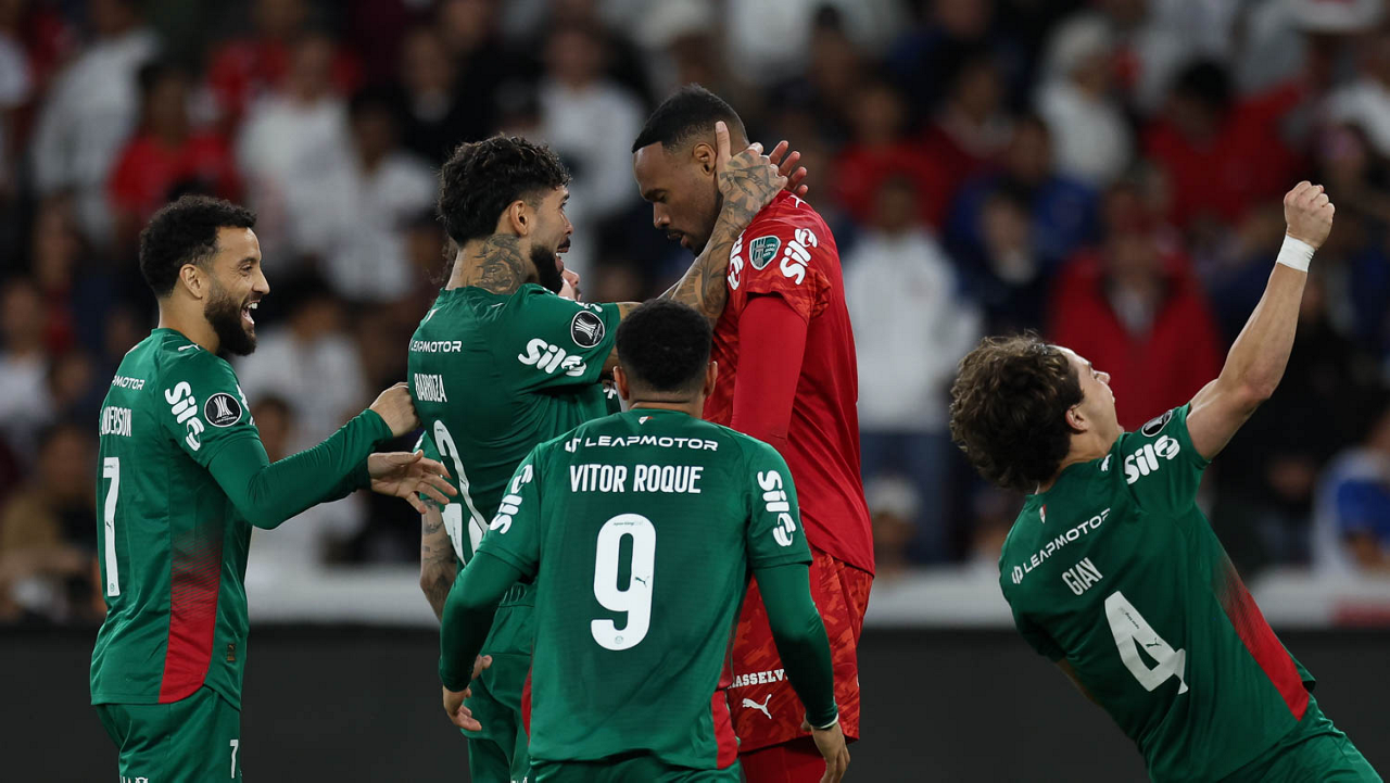 O goleiro Carlos Miguel, da SE Palmeiras, comemora defesa de pênalti em jogo contra a equipe da Liga Desportiva Universitaria, durante partida válida pelas quartas de final, volta, da Conmebol Libertadores, no Estádio Rodrigo Paz Delgado. (Foto: Cesar Greco/Palmeiras/by Canon)
O goleiro Carlos Miguel, da SE Palmeiras, comemora defesa de pênalti em jogo contra a equipe da Liga Desportiva Universitaria, durante partida válida pelas quartas de final, volta, da Conmebol Libertadores, no Estádio Rodrigo Paz Delgado. (Foto: Cesar Greco/Palmeiras/by Canon)