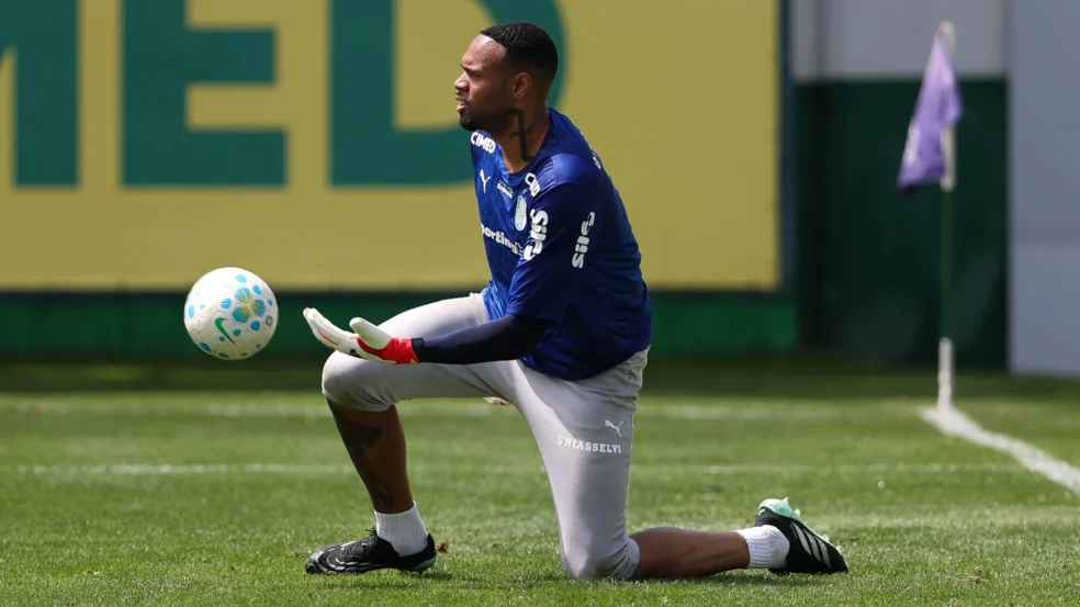 O goleiro Carlos Miguel durante treinamento na Academia de Futebol (Foto: Cesar Greco/Palmeiras/by Canon)
O goleiro Carlos Miguel durante treinamento na Academia de Futebol (Foto: Cesar Greco/Palmeiras/by Canon)