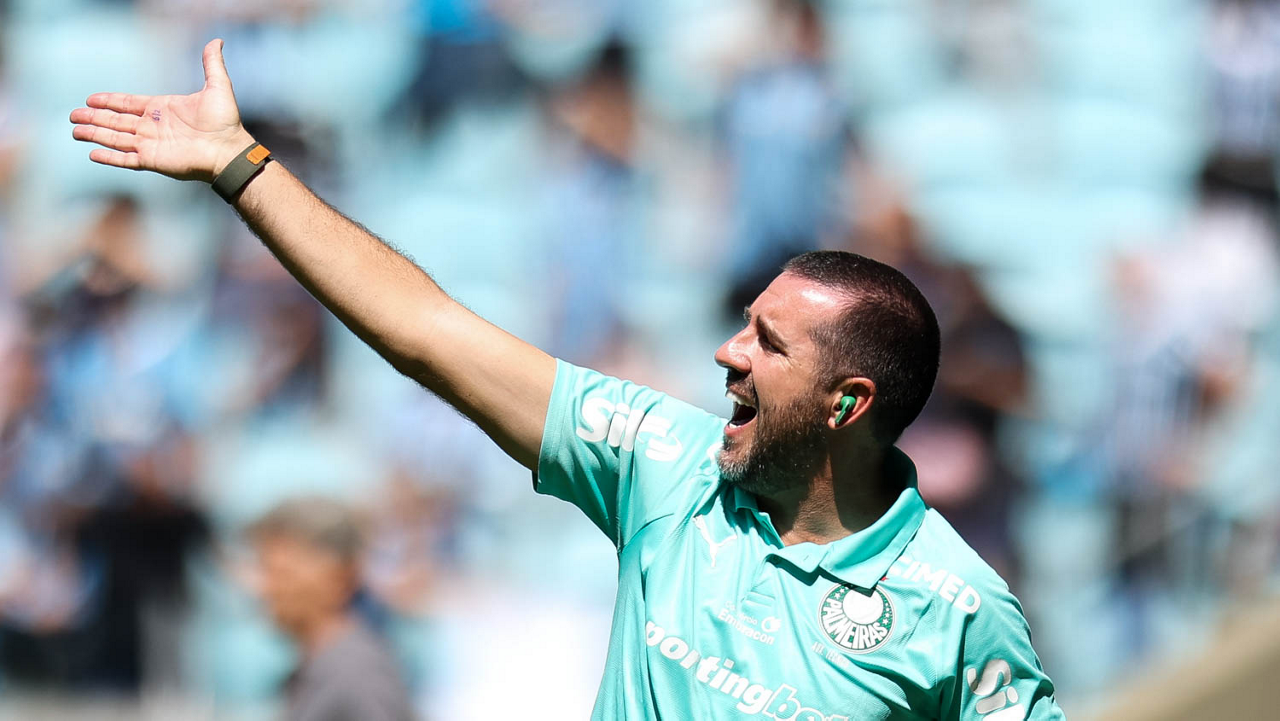 O preparador físico João Martins, da SE Palmeiras, em jogo contra a equipe do Grêmio FBPA, durante partida válida pela vigésima oitava rodada, do Campeonato Brasileiro, Série A, na Arena do Grêmio. (Foto: Cesar Greco/Palmeiras/by Canon)
O preparador físico João Martins, da SE Palmeiras, em jogo contra a equipe do Grêmio FBPA, durante partida válida pela vigésima oitava rodada, do Campeonato Brasileiro, Série A, na Arena do Grêmio. (Foto: Cesar Greco/Palmeiras/by Canon)