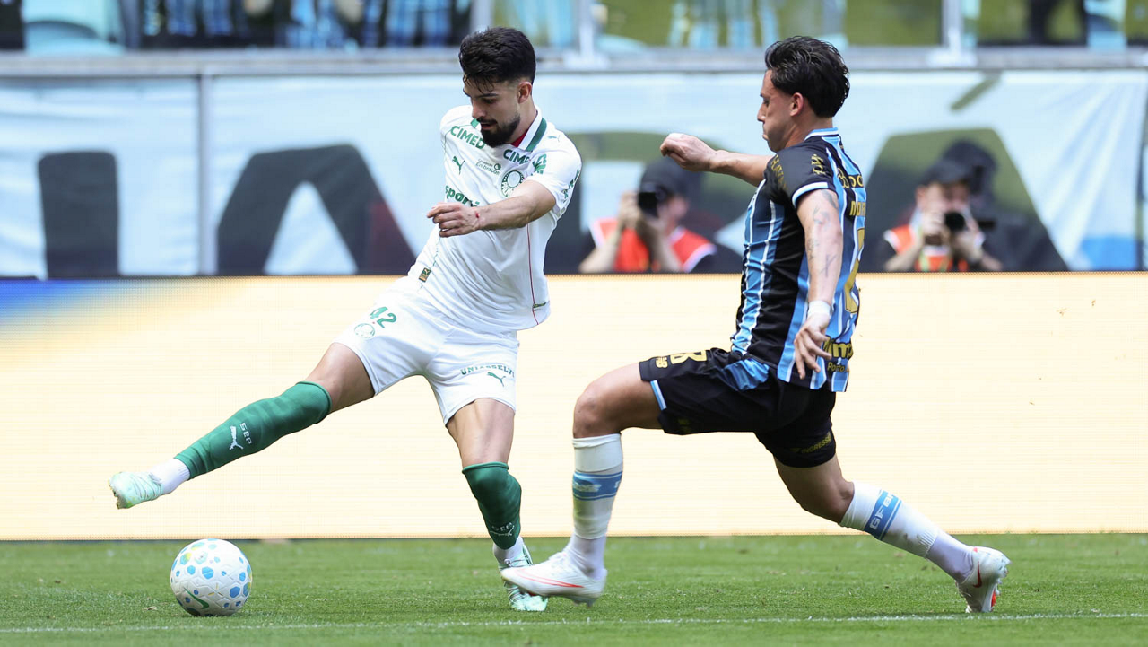 O jogador Flaco López, da SE Palmeiras, disputa bola com o jogador do Grêmio FBPA, durante partida válida pela vigésima oitava rodada, do Campeonato Brasileiro, Série A, na Arena do Grêmio. (Foto: Cesar Greco/Palmeiras/by Canon)
O jogador Flaco López, da SE Palmeiras, disputa bola com o jogador do Grêmio FBPA, durante partida válida pela vigésima oitava rodada, do Campeonato Brasileiro, Série A, na Arena do Grêmio. (Foto: Cesar Greco/Palmeiras/by Canon)