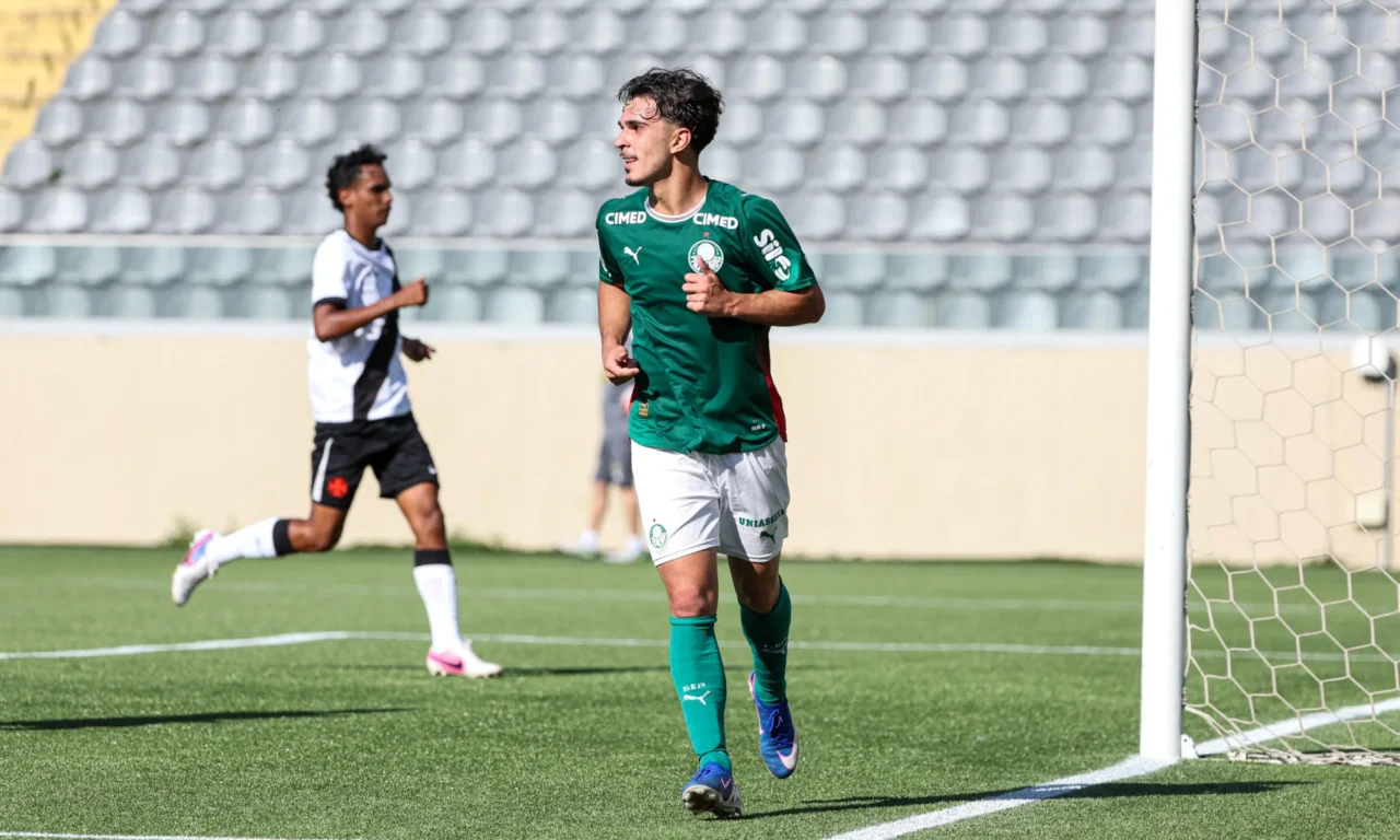 Palmeiras faz grande campanha no Brasileiro Sub-17 (Foto: Fabio Menotti/Palmeiras/by Canon)
Palmeiras faz grande campanha no Brasileiro Sub-17 (Foto: Fabio Menotti/Palmeiras/by Canon)