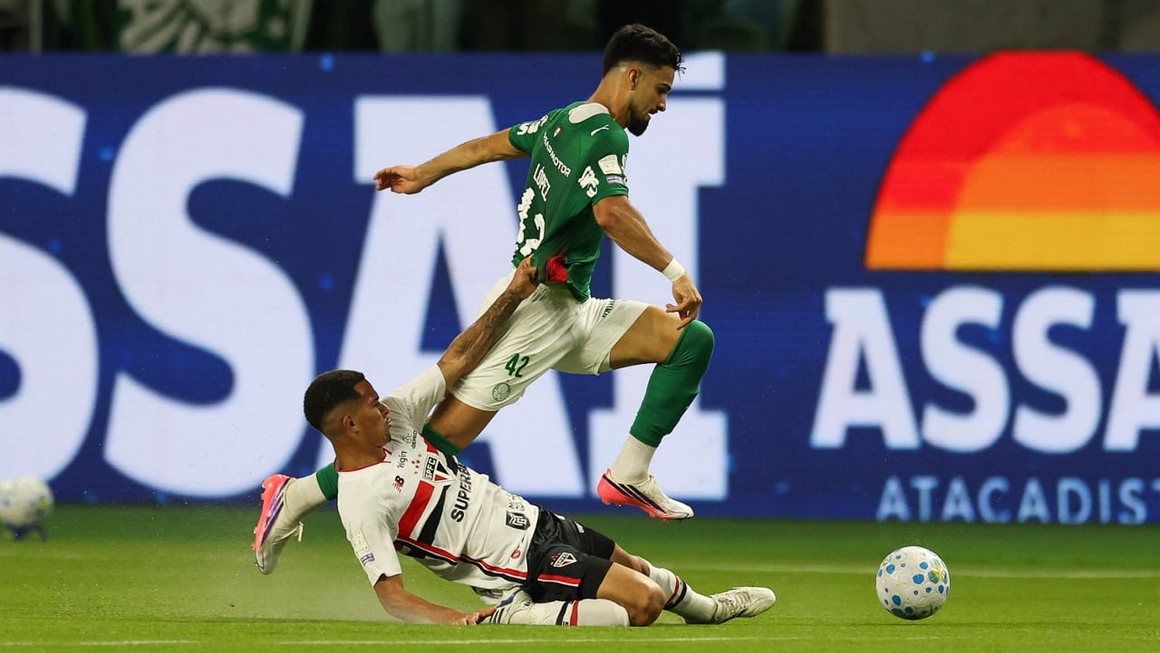 O jogador Flaco López, da SE Palmeiras, disputa bola com o jogador do São Paulo FC, durante partida válida pela vigésima sétima rodada, do Campeonato Brasileiro, Série A, na arena Nubank Parque. (Foto: Cesar Greco/Palmeiras/by Canon)
O jogador Flaco López, da SE Palmeiras, disputa bola com o jogador do São Paulo FC, durante partida válida pela vigésima sétima rodada, do Campeonato Brasileiro, Série A, na arena Nubank Parque. (Foto: Cesar Greco/Palmeiras/by Canon)