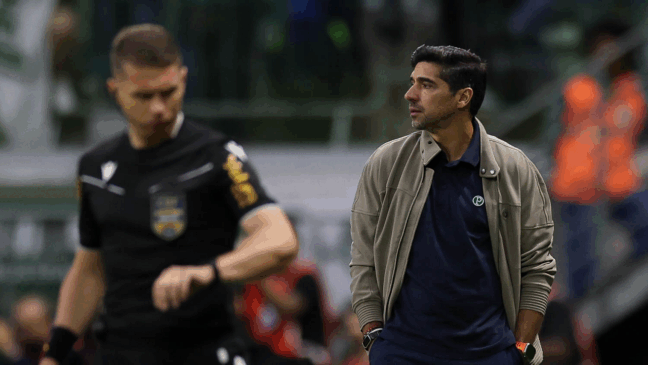 O técnico Abel Ferreira, da SE Palmeiras, em jogo contra a equipe do SC Corinthians P, durante partida válida pela trigésima rodada, do Campeonato Brasileiro, Série A, na arena Nubank Parque. (Foto: Cesar Greco/Palmeiras/by Canon)
