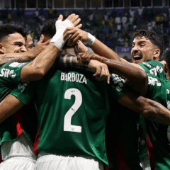 O jogador Alexander Barboza, da SE Palmeiras, comemora seu gol contra a equipe do SC Corinthians P, durante partida v&aacute;lida pela trig&eacute;sima rodada, do Campeonato Brasileiro, S&eacute;rie A, na arena Nubank Parque. (Foto: Cesar Greco/Palmeiras/by Canon)
