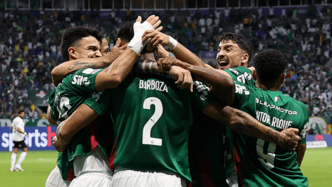 O jogador Alexander Barboza, da SE Palmeiras, comemora seu gol contra a equipe do SC Corinthians P, durante partida válida pela trigésima rodada, do Campeonato Brasileiro, Série A, na arena Nubank Parque. (Foto: Cesar Greco/Palmeiras/by Canon)
