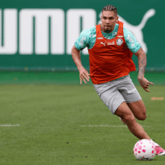 O jogador Paulinho, da SE Palmeiras, durante treinamento, na Academia de Futebol. (Foto: Cesar Greco/Palmeiras/by Canon)
