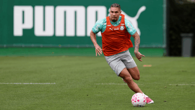 O jogador Paulinho, da SE Palmeiras, durante treinamento, na Academia de Futebol. (Foto: Cesar Greco/Palmeiras/by Canon)
