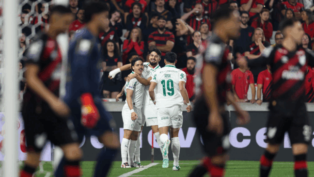 O jogador Mauricio, da SE Palmeiras, comemora seu gol contra a equipe do C Athletico Paranaense, durante partida válida pela trigésima primeira rodada, do Campeonato Brasileiro, Série A, na Arena da Baixada. (Foto: Cesar Greco/Palmeiras/by Canon)
