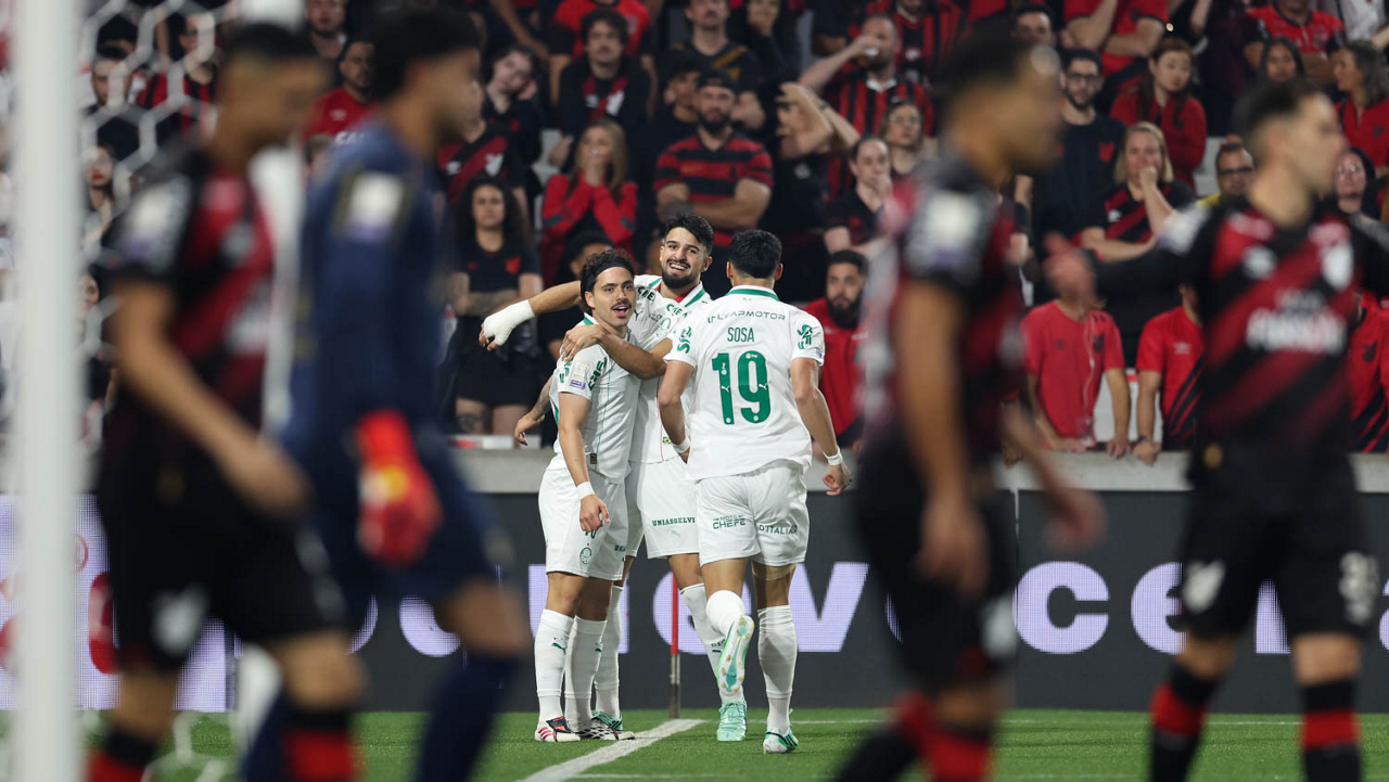 O jogador Mauricio, da SE Palmeiras, comemora seu gol contra a equipe do C Athletico Paranaense, durante partida válida pela trigésima primeira rodada, do Campeonato Brasileiro, Série A, na Arena da Baixada. (Foto: Cesar Greco/Palmeiras/by Canon)
O jogador Mauricio, da SE Palmeiras, comemora seu gol contra a equipe do C Athletico Paranaense, durante partida válida pela trigésima primeira rodada, do Campeonato Brasileiro, Série A, na Arena da Baixada. (Foto: Cesar Greco/Palmeiras/by Canon)