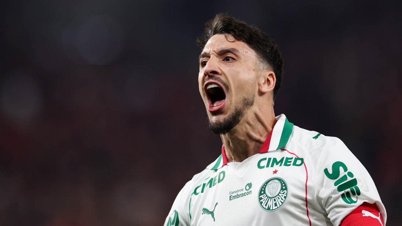 O jogador Joaquín Piquerez, da SE Palmeiras, comemora seu gol contra a equipe do C Athletico Paranaense, durante partida válida pela trigésima primeira rodada, do Campeonato Brasileiro, Série A, na Arena da Baixada. (Foto: Cesar Greco/Palmeiras/by Canon)
O jogador Joaquín Piquerez, da SE Palmeiras, comemora seu gol contra a equipe do C Athletico Paranaense, durante partida válida pela trigésima primeira rodada, do Campeonato Brasileiro, Série A, na Arena da Baixada. (Foto: Cesar Greco/Palmeiras/by Canon)
