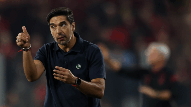 O técnico Abel Ferreira, da SE Palmeiras, em jogo contra a equipe do C Athletico Paranaense, durante partida válida pela trigésima primeira rodada, do Campeonato Brasileiro, Série A, na Arena da Baixada. (Foto: Cesar Greco/Palmeiras/by Canon)
