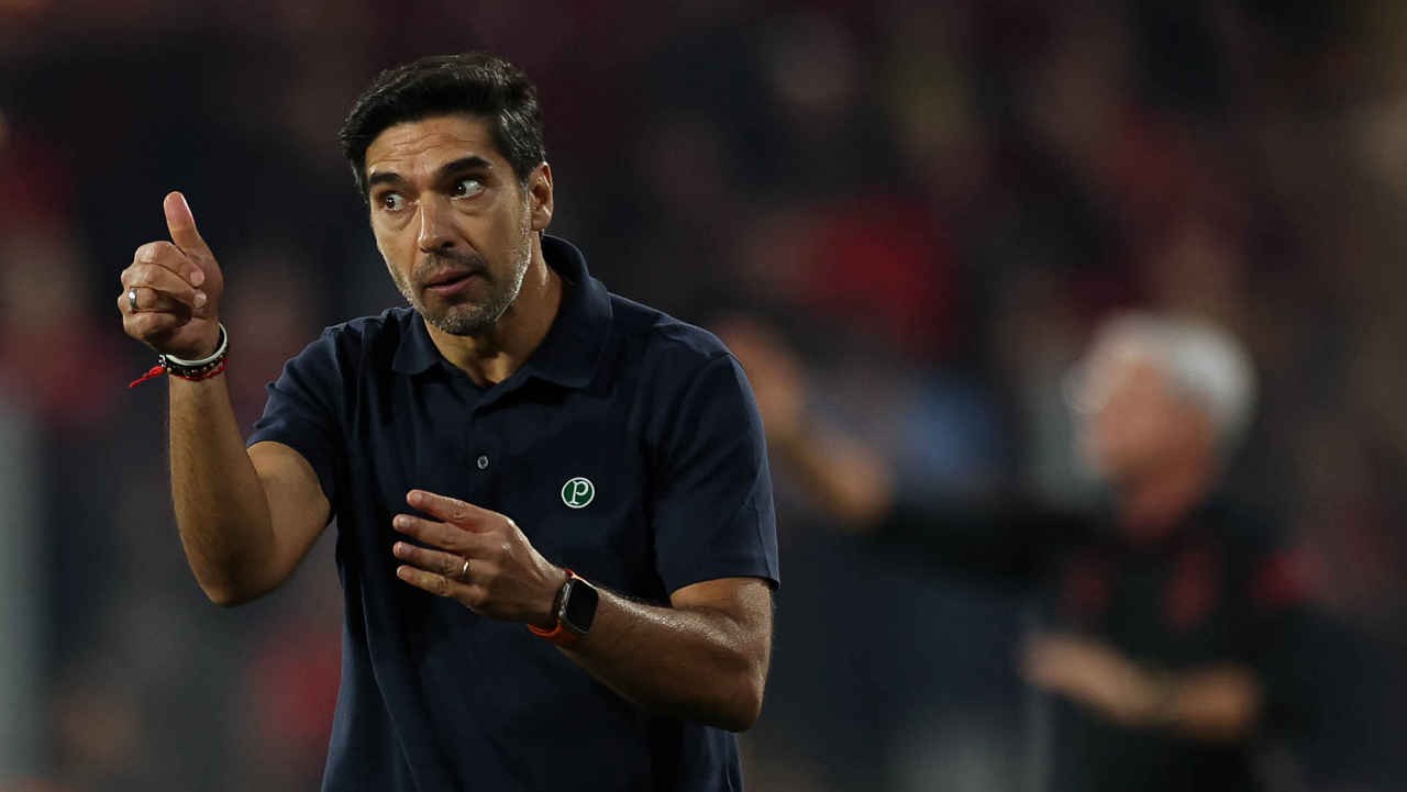 O técnico Abel Ferreira, da SE Palmeiras, em jogo contra a equipe do C Athletico Paranaense, durante partida válida pela trigésima primeira rodada, do Campeonato Brasileiro, Série A, na Arena da Baixada. (Foto: Cesar Greco/Palmeiras/by Canon)
O técnico Abel Ferreira, da SE Palmeiras, em jogo contra a equipe do C Athletico Paranaense, durante partida válida pela trigésima primeira rodada, do Campeonato Brasileiro, Série A, na Arena da Baixada. (Foto: Cesar Greco/Palmeiras/by Canon)