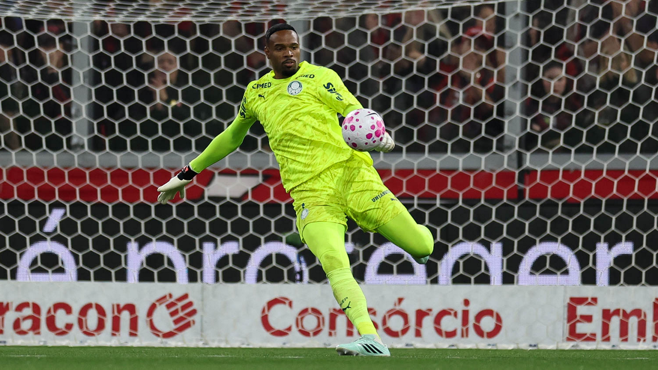O goleiro Carlos Miguel, da SE Palmeiras, em jogo contra a equipe do C Athletico Paranaense, durante partida válida pela trigésima primeira rodada, do Campeonato Brasileiro, Série A, na Arena da Baixada. (Foto: Cesar Greco/Palmeiras/by Canon)
O goleiro Carlos Miguel, da SE Palmeiras, em jogo contra a equipe do C Athletico Paranaense, durante partida válida pela trigésima primeira rodada, do Campeonato Brasileiro, Série A, na Arena da Baixada. (Foto: Cesar Greco/Palmeiras/by Canon)