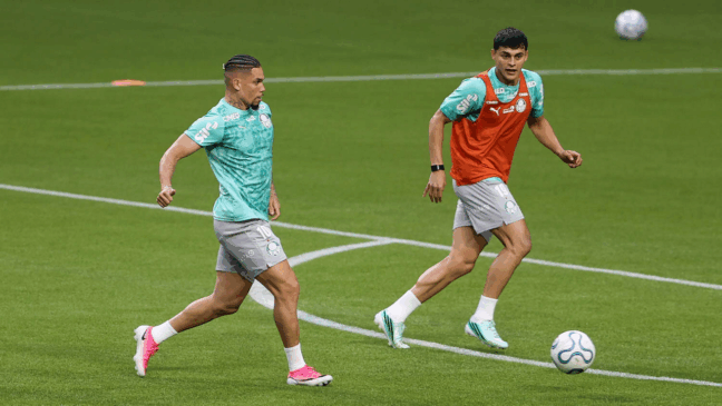 Os jogadores Paulinho e Ramón Sosa (D), da SE Palmeiras, durante treinamento, na arena Nubank Parque. (Foto: Cesar Greco/Palmeiras/by Canon)
