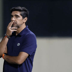 O t&eacute;cnico Abel Ferreira, da SE Palmeiras, em jogo contra a equipe do Red Bull Bragantino, durante partida v&aacute;lida pela trig&eacute;sima segunda rodada, do Campeonato Brasileiro, S&eacute;rie A, na Arena Barueri. (Foto: Cesar Greco/Palmeiras/by Canon)
