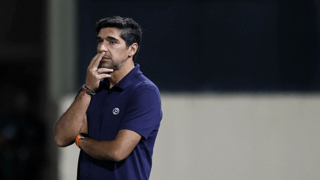 O técnico Abel Ferreira, da SE Palmeiras, em jogo contra a equipe do Red Bull Bragantino, durante partida válida pela trigésima segunda rodada, do Campeonato Brasileiro, Série A, na Arena Barueri. (Foto: Cesar Greco/Palmeiras/by Canon)
