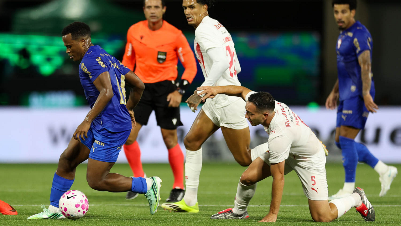 O jogador Jhon Arias, da SE Palmeiras, disputa bola com o jogador do Red Bull Bragantino, durante partida válida pela trigésima segunda rodada, do Campeonato Brasileiro, Série A, na Arena Barueri. (Foto: Cesar Greco/Palmeiras/by Canon)
O jogador Jhon Arias, da SE Palmeiras, disputa bola com o jogador do Red Bull Bragantino, durante partida válida pela trigésima segunda rodada, do Campeonato Brasileiro, Série A, na Arena Barueri. (Foto: Cesar Greco/Palmeiras/by Canon)