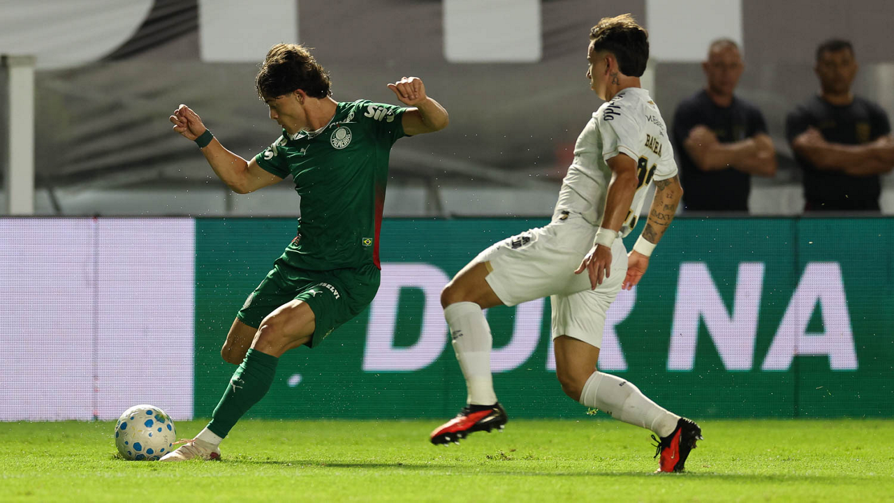 O jogador Agustín Giay, da SE Palmeiras, disputa bola com o jogador do Santos FC, durante partida válida pela trigésima terceira rodada, do Campeonato Brasileiro, Série A, no Estádio Vila Belmiro. (Foto: Cesar Greco/Palmeiras/by Canon)
O jogador Agustín Giay, da SE Palmeiras, disputa bola com o jogador do Santos FC, durante partida válida pela trigésima terceira rodada, do Campeonato Brasileiro, Série A, no Estádio Vila Belmiro. (Foto: Cesar Greco/Palmeiras/by Canon)