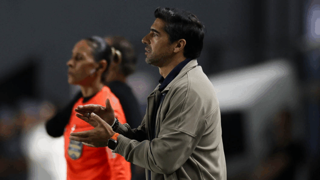 O técnico Abel Ferreira, da SE Palmeiras, em jogo contra a equipe do Santos FC, durante partida válida pela trigésima terceira rodada, do Campeonato Brasileiro, Série A, no Estádio Vila Belmiro. (Foto: Cesar Greco/Palmeiras/by Canon)
