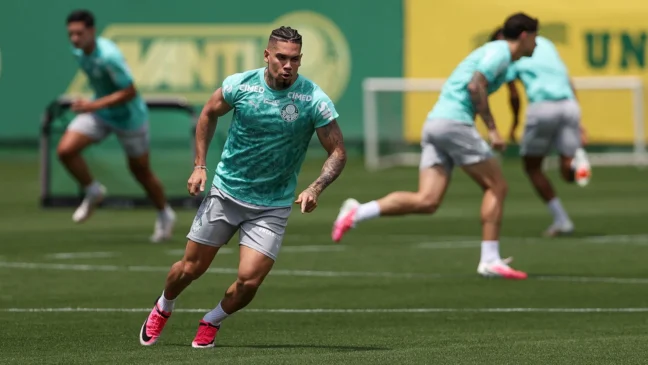 Paulinho treina com elenco, e Palmeiras inicia preparação para clássico diante do Corinthians