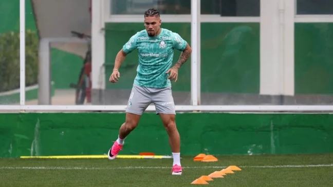 Palmeiras segue preparação para confronto contra Bahia; Paulinho treina no gramado