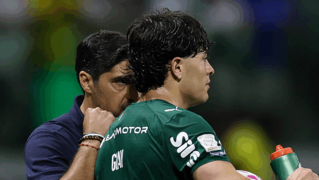 O técnico Abel Ferreira e o jogador Agustín Giay (D), da SE Palmeiras, em jogo contra a equipe do SC Corinthians P, durante partida válida pela trigésima rodada, do Campeonato Brasileiro, Série A, na arena Nubank Parque. (Foto: Cesar Greco/Palmeiras/by Canon)
