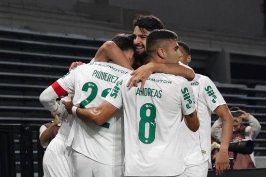 O jogador Joaquín Piquerez, da SE Palmeiras, comemora seu gol contra a equipe do C Athletico Paranaense, durante partida válida pela trigésima primeira rodada, do Campeonato Brasileiro, Série A, na Arena da Baixada. (Foto: Cesar Greco/Palmeiras/by Canon)
