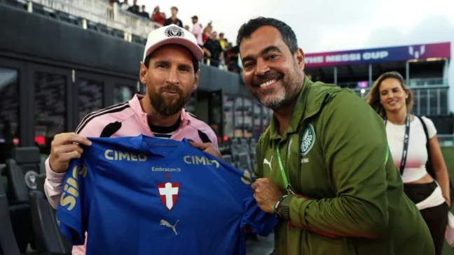 Messi recebe presente de João Paulo Sampaio (Foto: Nicolas Andrade/Palmeiras)
